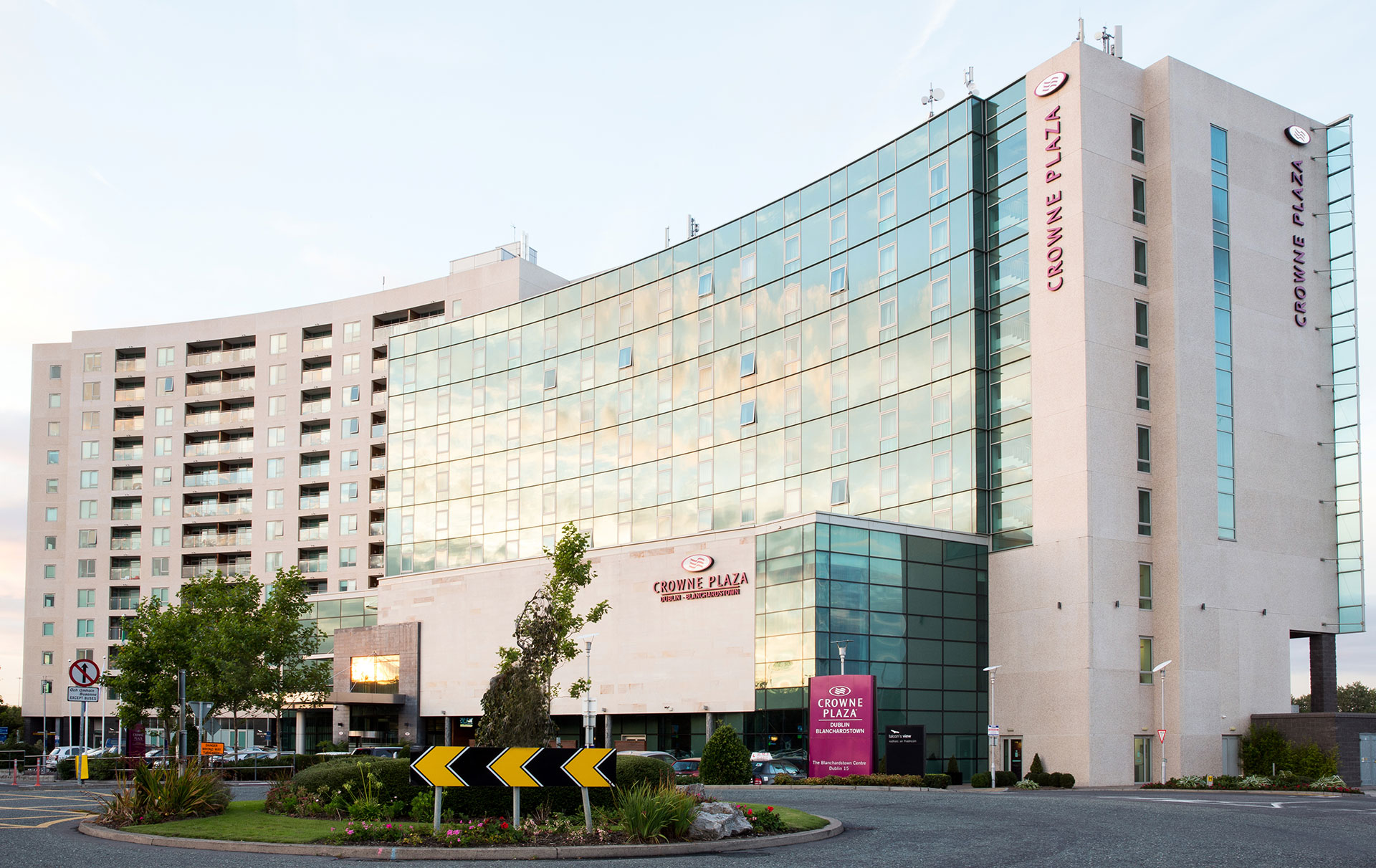 Crowne Plaza Blanchardstown exterior image with entrance