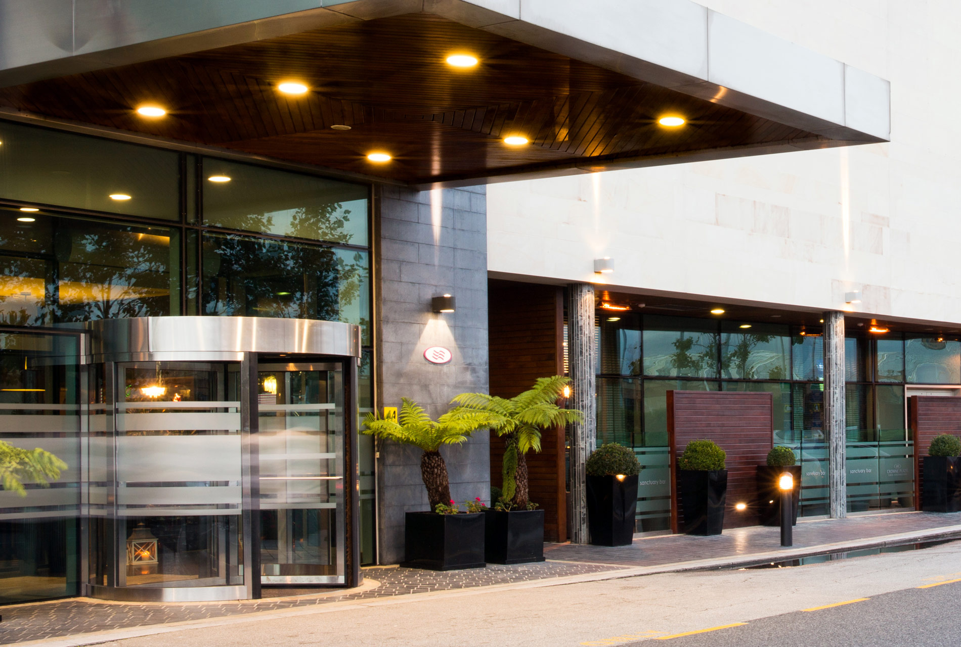 Crowne Plaza Blanchardstown exterior image with entrance